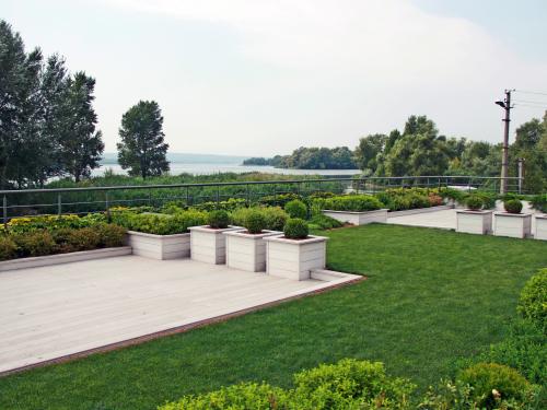 Roof garden with lawn and planters by the riverside